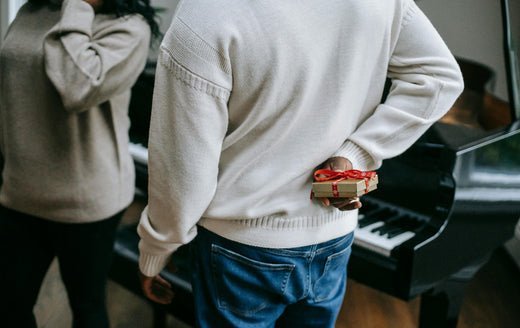 Christmas Gift Dilemma: If Your Boyfriend Chooses Deodorant, Would You Break Up? - Atomfresh | Gentle & Effective Natural Deo